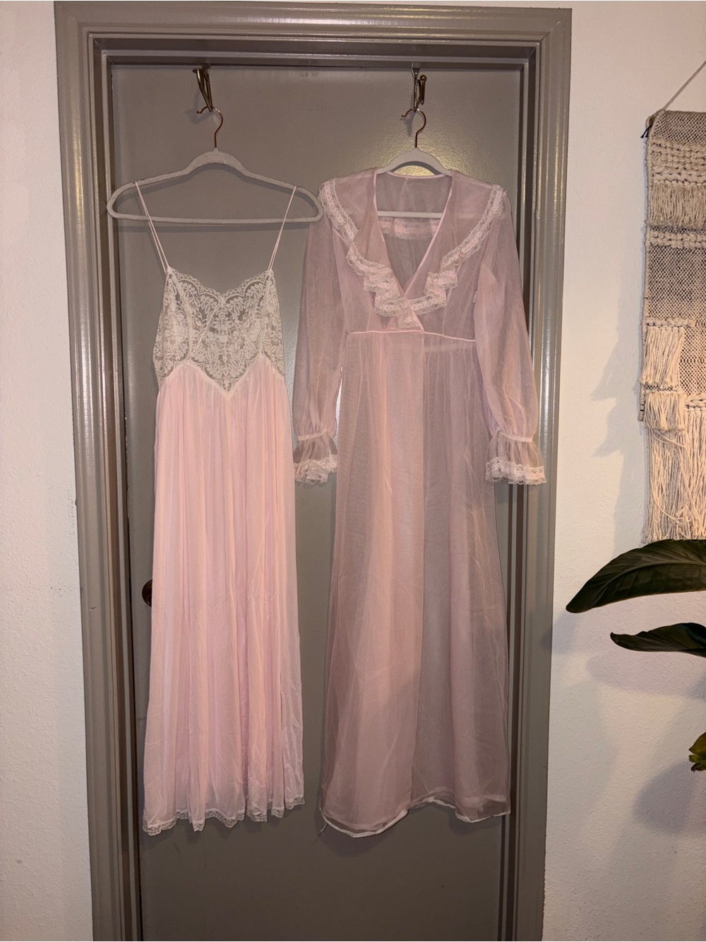 Miss Elaine Pale Pink Lace Chemise and Sheer Robe Set - Picture 2 of 12